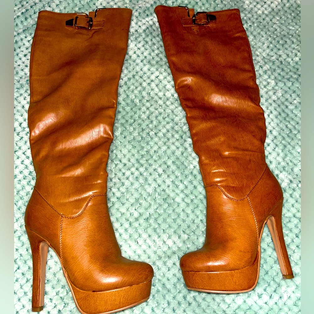 Heeled platform boots